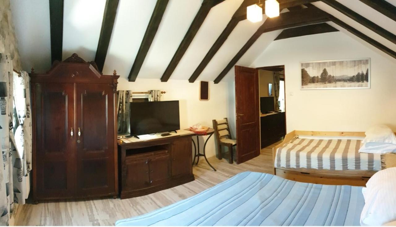 Pensiunea Casa Dacilor Podeni Ngoại thất bức ảnh