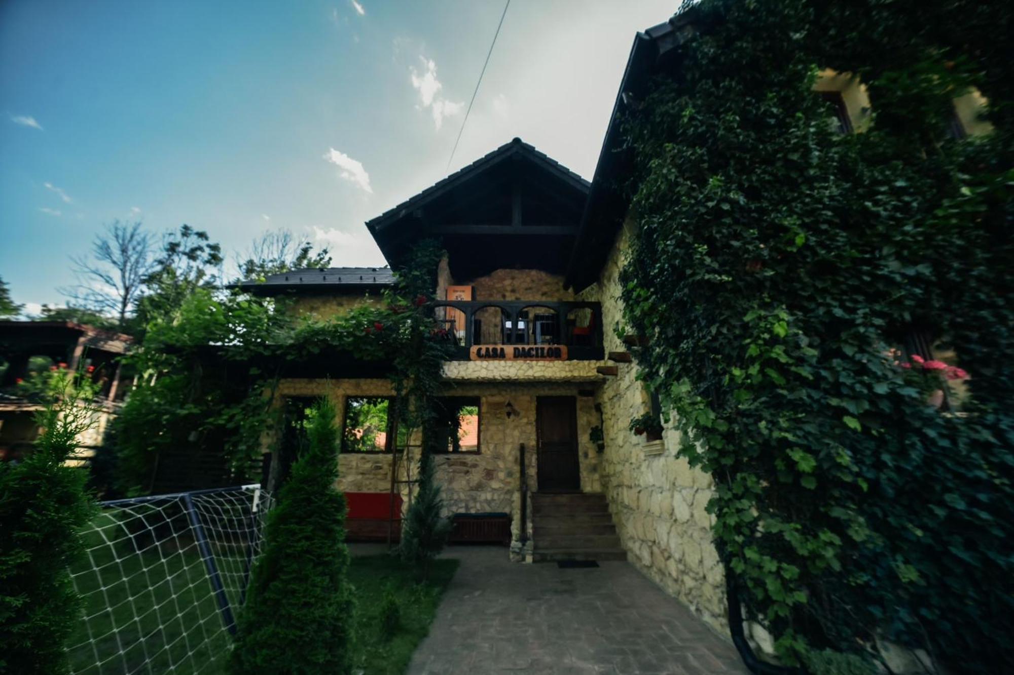 Pensiunea Casa Dacilor Podeni Ngoại thất bức ảnh